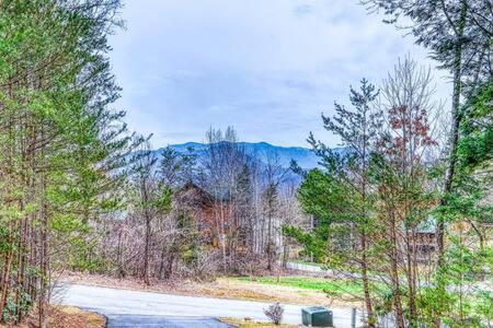 The Great Escape - Min From Parkway With Hot Tub Villa Gatlinburg Bagian luar foto