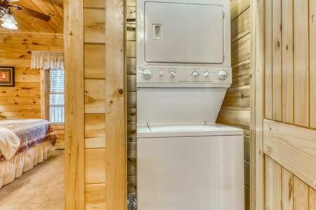 The Great Escape - Min From Parkway With Hot Tub Villa Gatlinburg Bagian luar foto