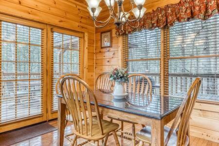The Great Escape - Min From Parkway With Hot Tub Villa Gatlinburg Bagian luar foto