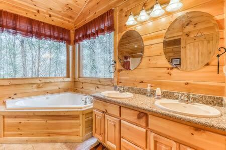The Great Escape - Min From Parkway With Hot Tub Villa Gatlinburg Bagian luar foto