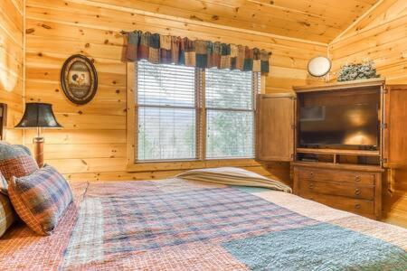 The Great Escape - Min From Parkway With Hot Tub Villa Gatlinburg Bagian luar foto