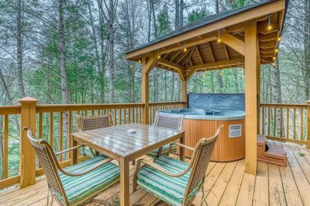 The Great Escape - Min From Parkway With Hot Tub Villa Gatlinburg Bagian luar foto