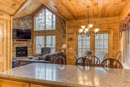 The Great Escape - Min From Parkway With Hot Tub Villa Gatlinburg Bagian luar foto