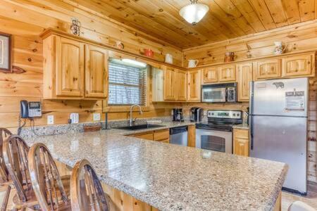 The Great Escape - Min From Parkway With Hot Tub Villa Gatlinburg Bagian luar foto