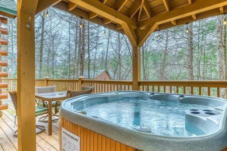 The Great Escape - Min From Parkway With Hot Tub Villa Gatlinburg Bagian luar foto