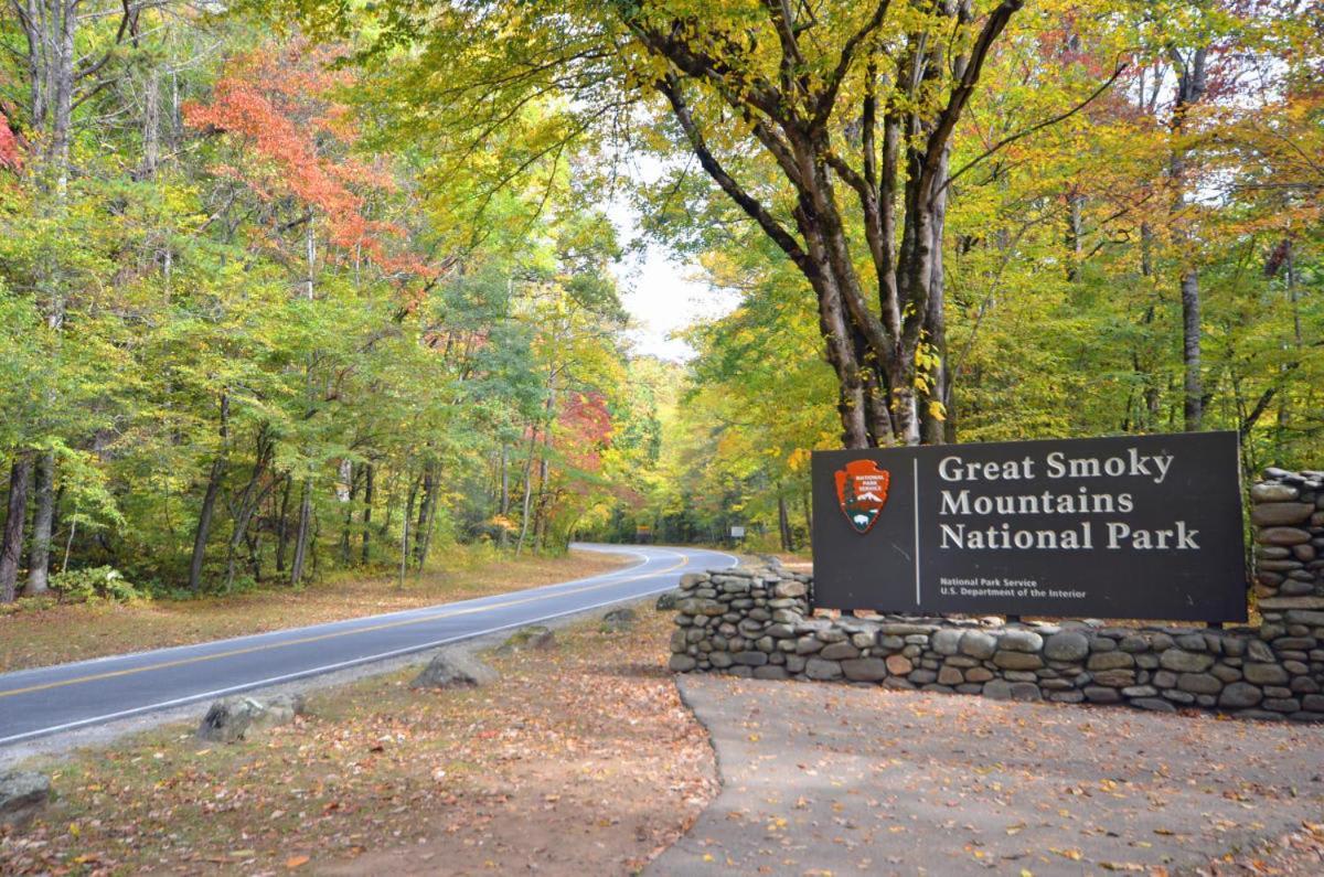The Great Escape - Min From Parkway With Hot Tub Villa Gatlinburg Bagian luar foto